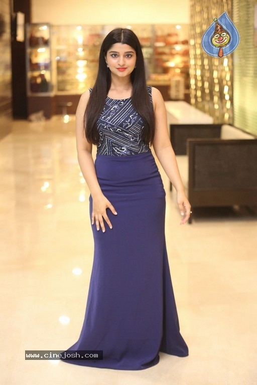 Aishani Shetty New Images - 8 / 17 photos