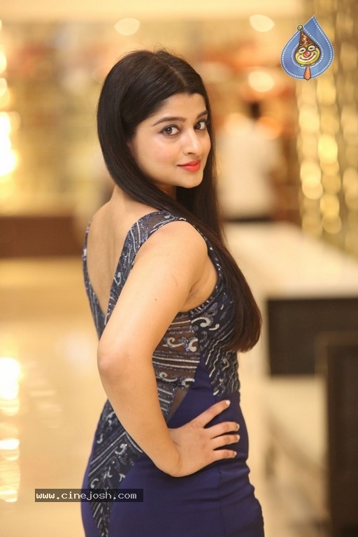 Aishani Shetty New Images - 10 / 17 photos