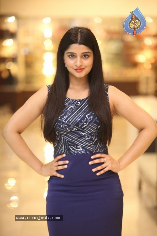 Aishani Shetty New Images - 11 / 17 photos