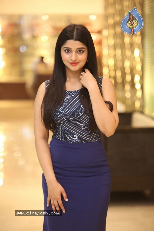 Aishani Shetty New Images - 13 / 17 photos