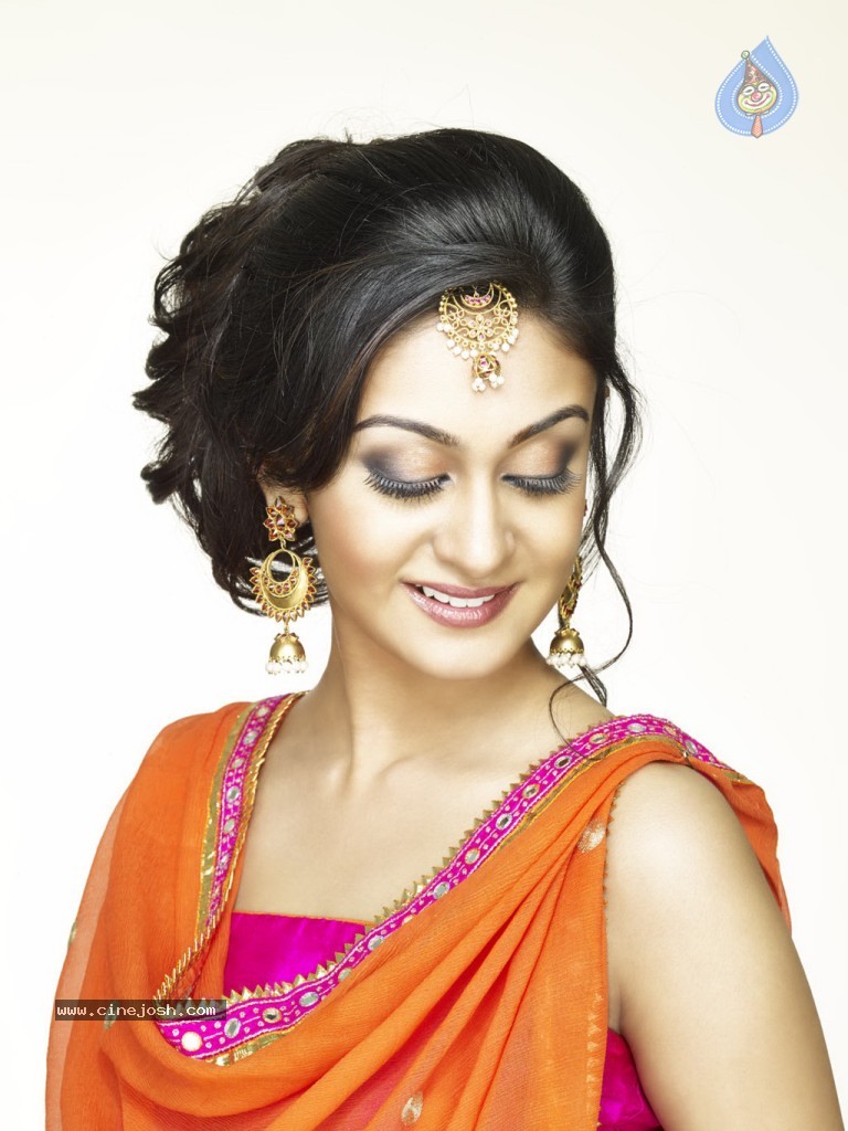 Aishwarya Arjun Stills - 6 / 40 photos