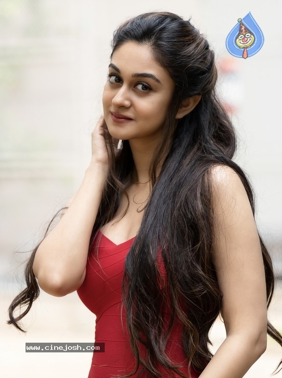 Aishwarya Arjun Stills - 2 / 11 photos