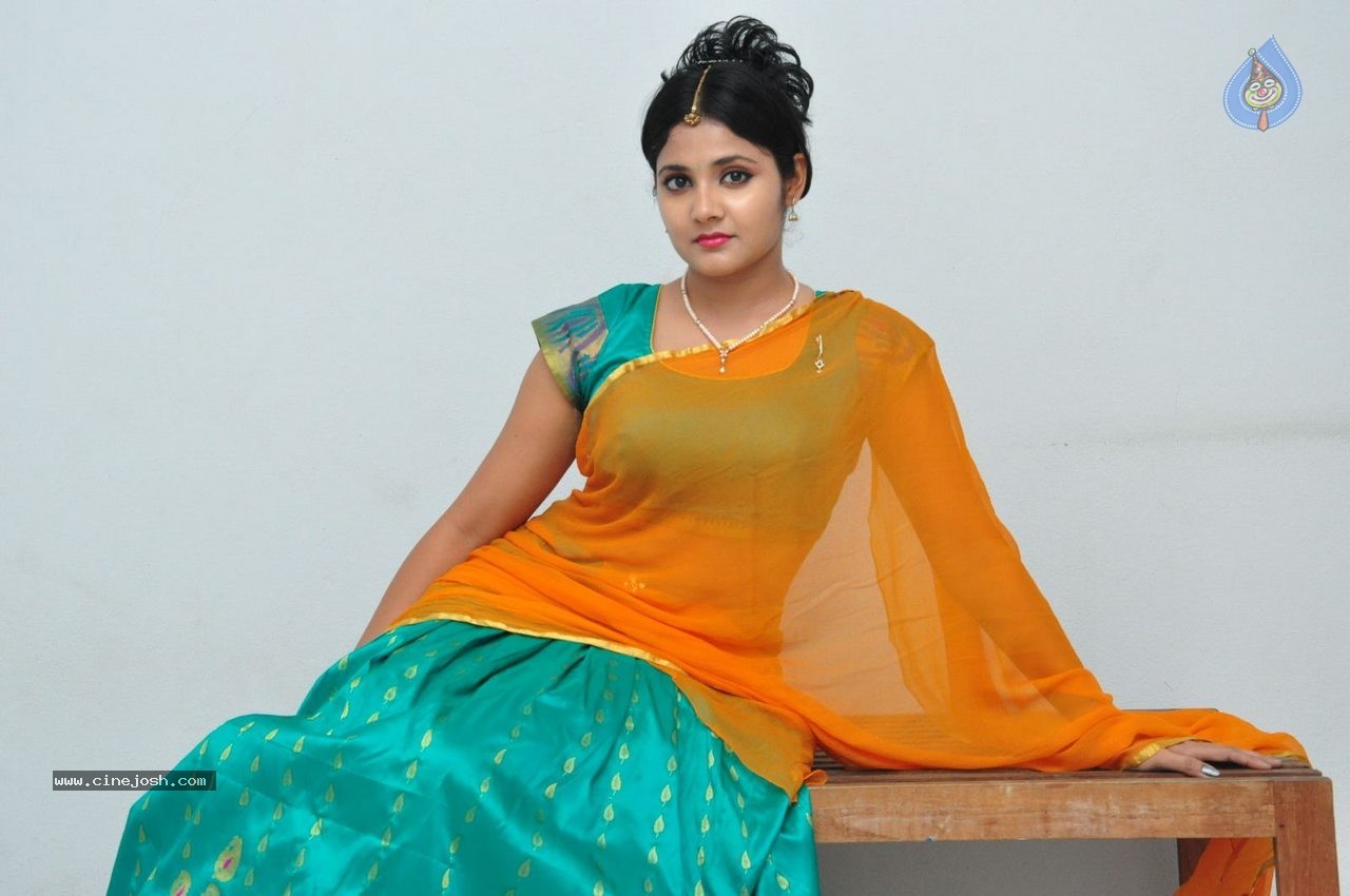 Aishwarya Gallery - 16 / 62 photos