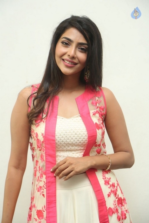 Aishwarya Lakshmi Latest Gallery - 29 / 42 photos
