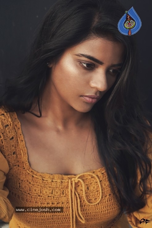 Aishwarya Rajesh Latest Photoshoot - 4 / 10 photos