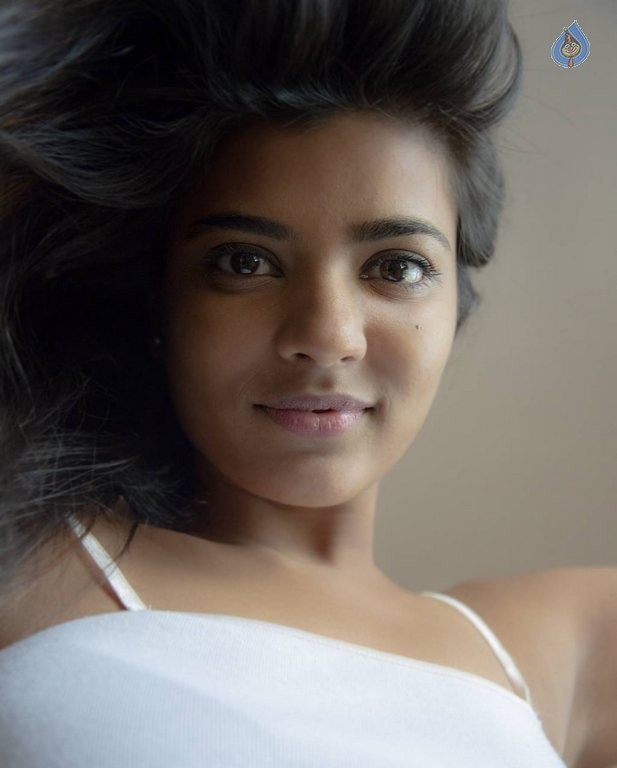 Aishwarya Rajesh New Photos - 7 / 18 photos