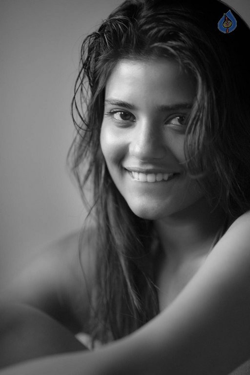Aishwarya Rajesh New Photos - 18 / 18 photos
