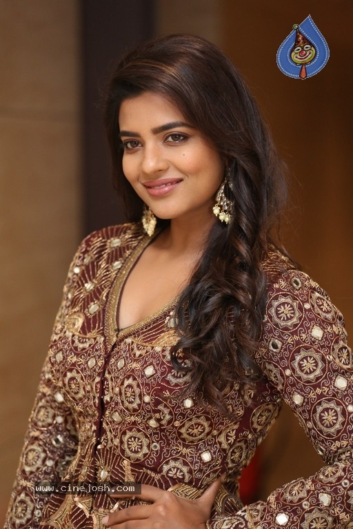 Aishwarya Rajesh Photos - 10 / 16 photos