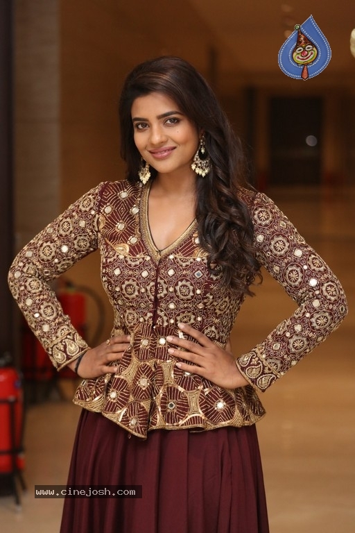 Aishwarya Rajesh Photos - 14 / 16 photos