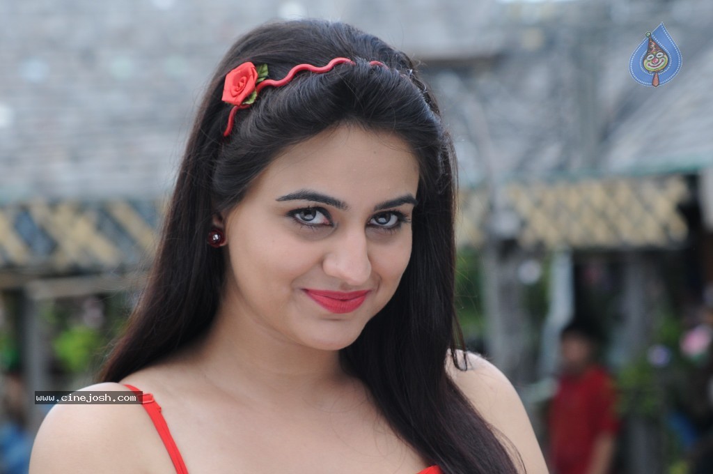 Aksha Hot Gallery - 20 / 66 photos