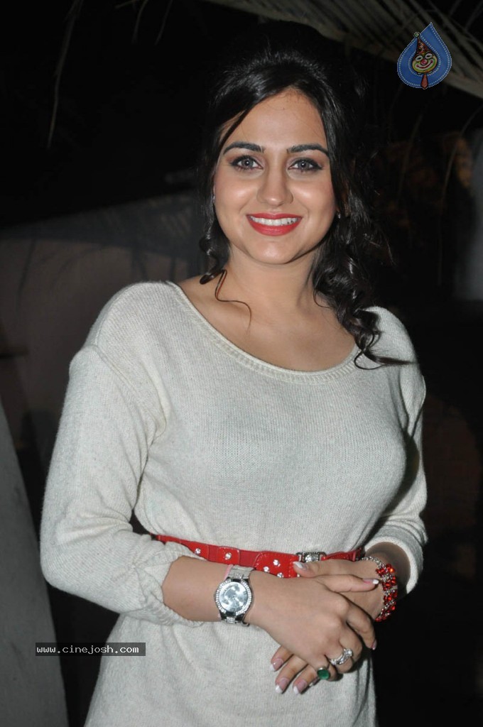 Aksha Latest Hot Stills - 40 / 41 photos