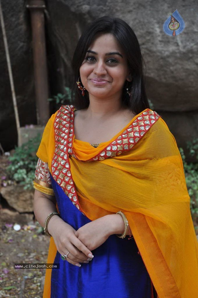 Aksha Latest Stills - 4 / 32 photos