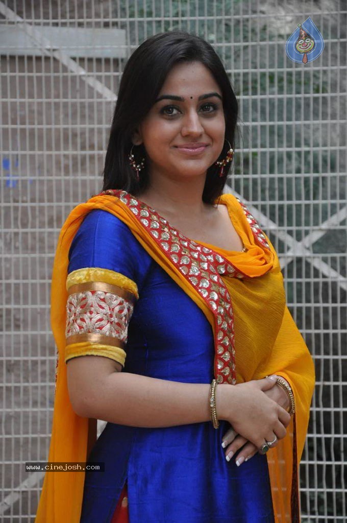 Aksha Latest Stills - 13 / 32 photos