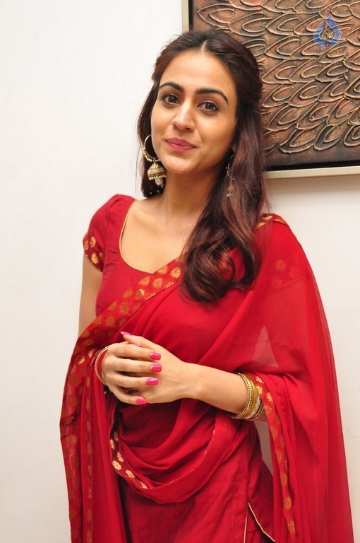 Aksha New Photos - 14 / 25 photos