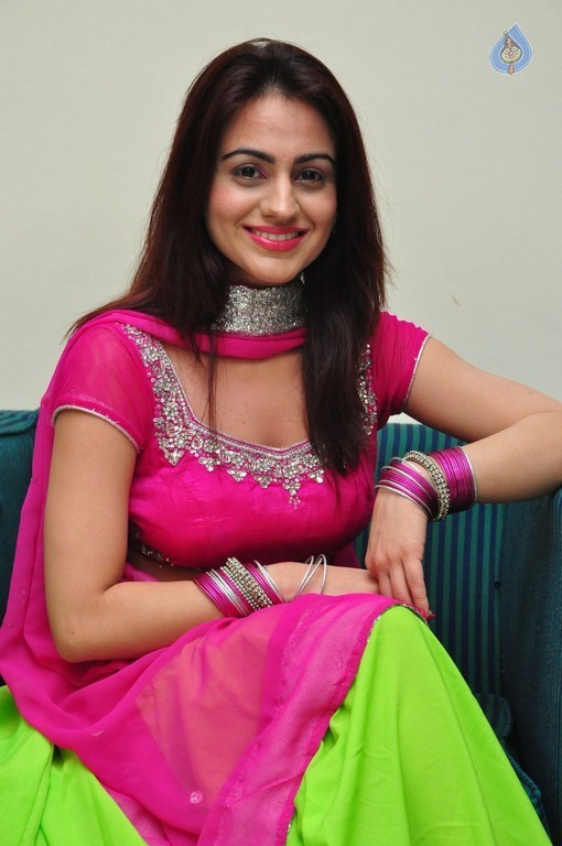 Aksha Photos - 8 / 34 photos