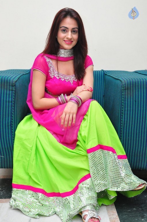 Aksha Photos - 32 / 34 photos