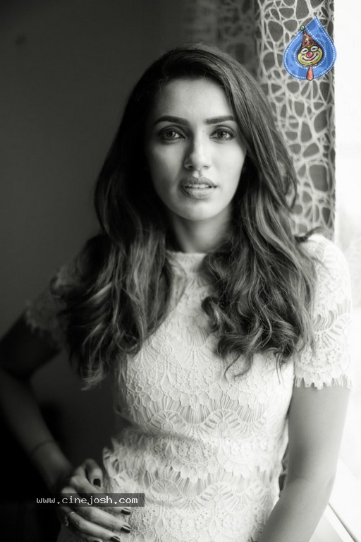 Akshara Gowda New Photos - 2 / 15 photos