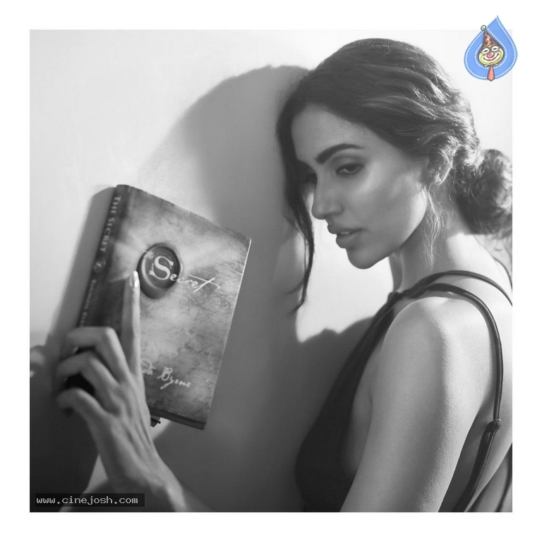 Akshara Gowda New Photos - 5 / 15 photos