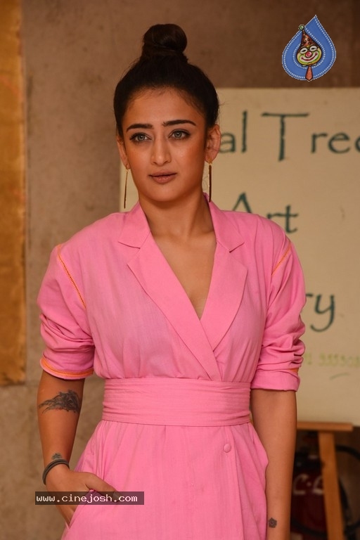 Akshara Haasan Gallery - 1 / 18 photos