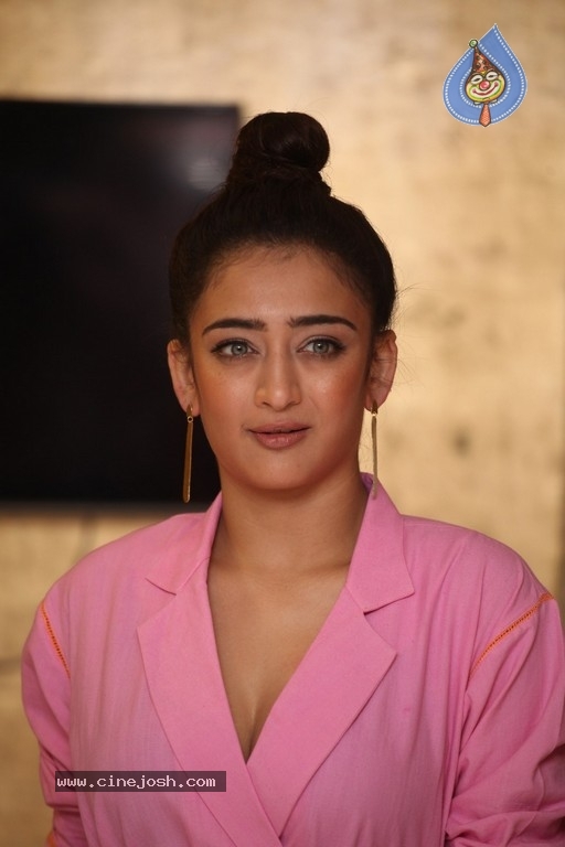 Akshara Haasan Gallery - 6 / 18 photos