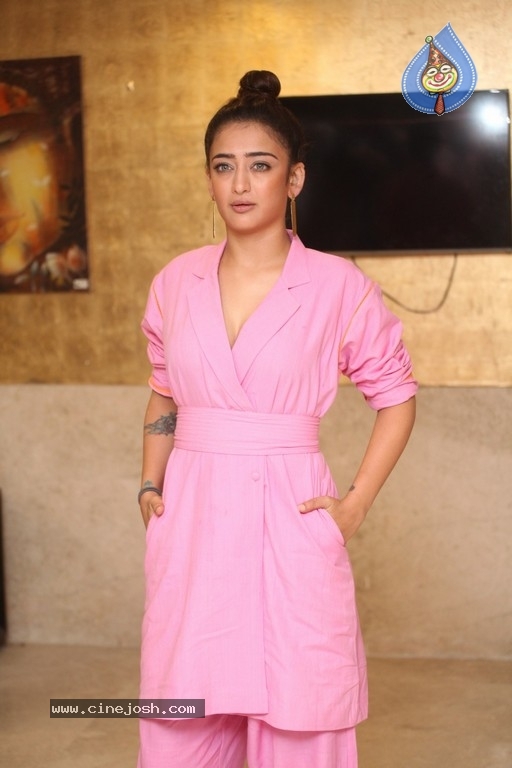 Akshara Haasan Gallery - 7 / 18 photos