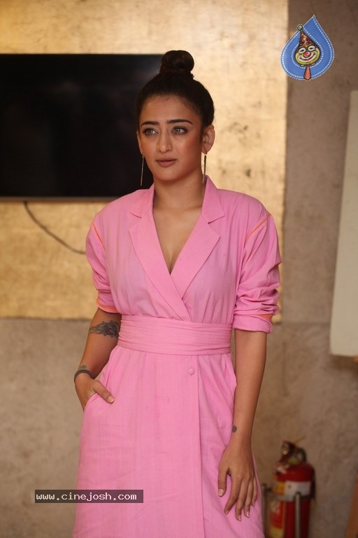 Akshara Haasan Gallery - 10 / 18 photos