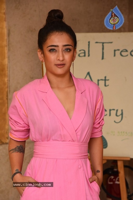 Akshara Haasan Gallery - 11 / 18 photos