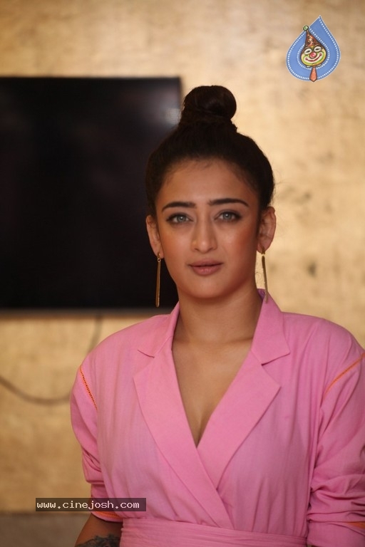 Akshara Haasan Gallery - 12 / 18 photos