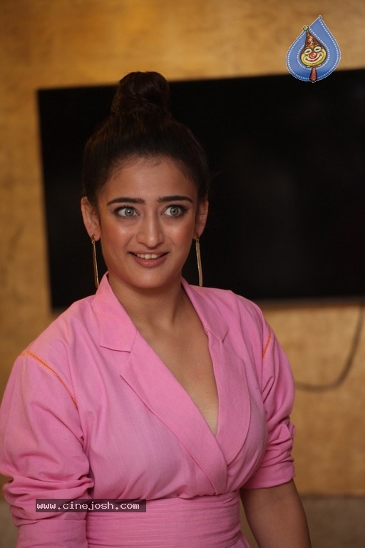 Akshara Haasan Gallery - 13 / 18 photos