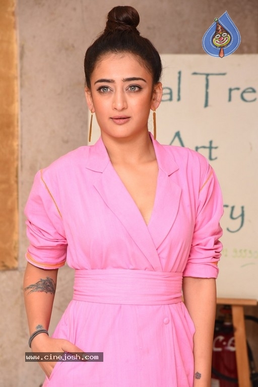 Akshara Haasan Gallery - 15 / 18 photos