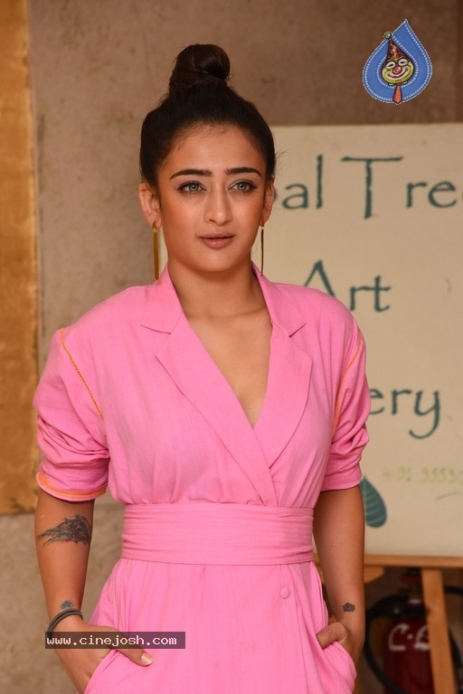 Akshara Haasan Gallery - 18 / 18 photos