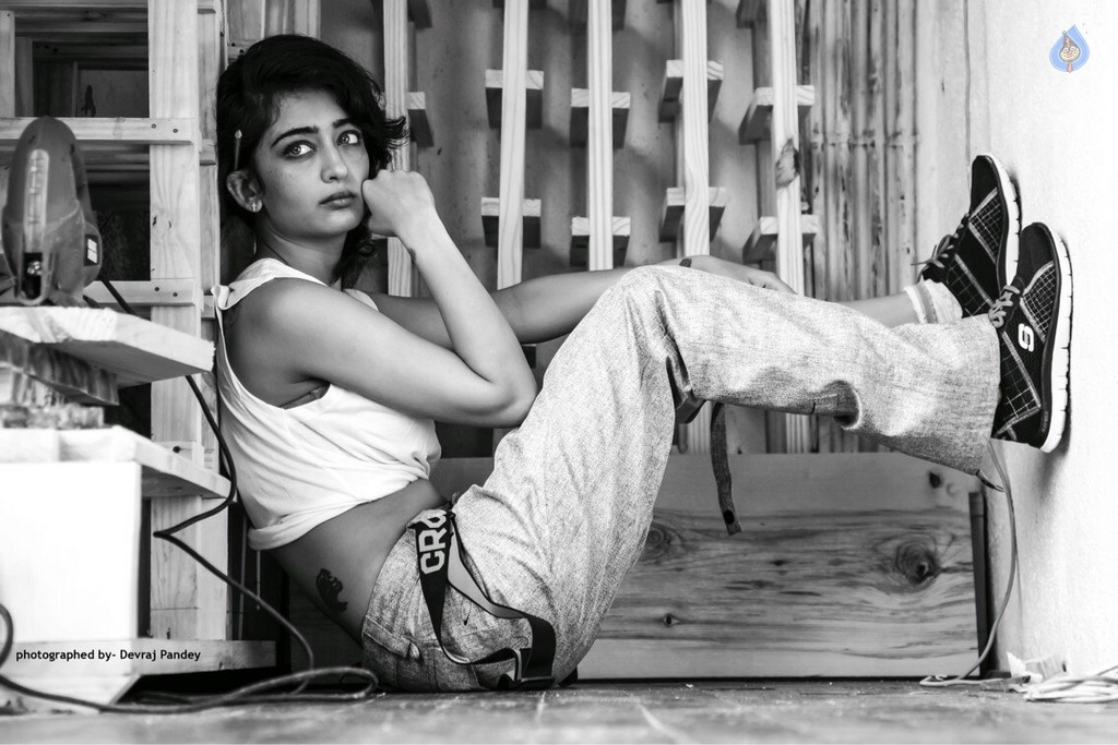 Akshara Haasan New Pics - 10 / 12 photos