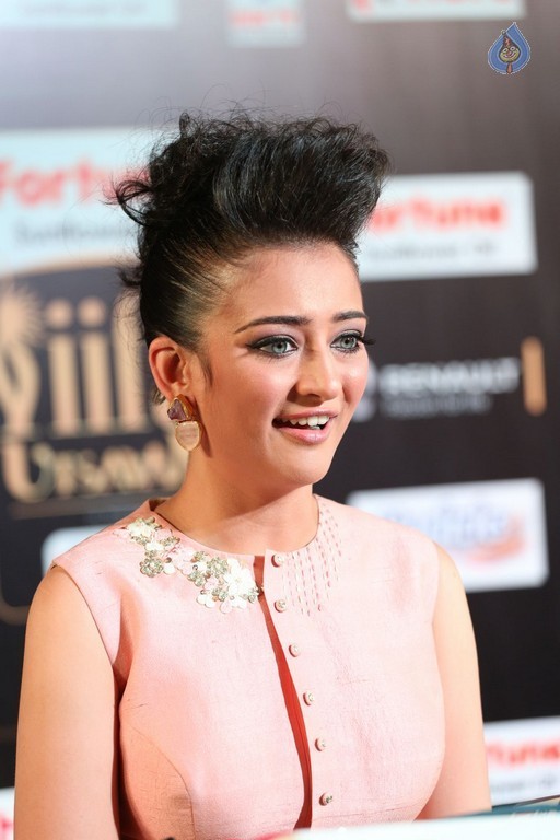 Akshara Haasan New Pics - Photo 21 of 27 Akshara Haasan New Pics - Photo 21 of 27