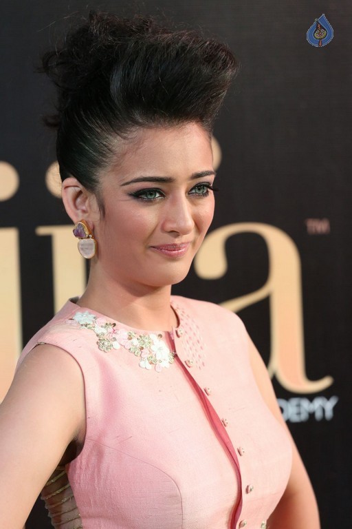 Akshara Haasan New Pics - 27 / 27 photos