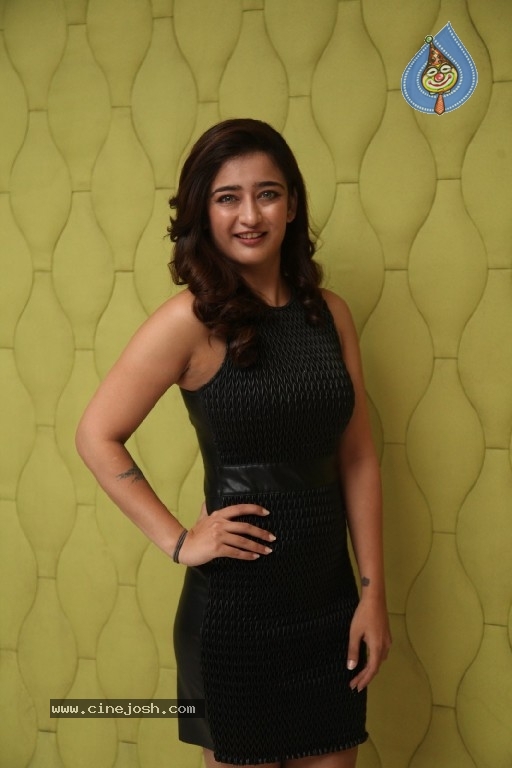 Akshara Haasan Photos - 10 / 21 photos