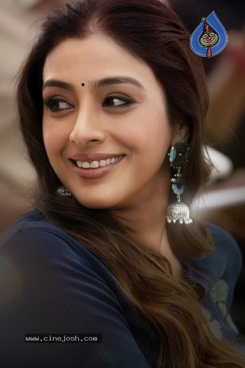 Ala Vaikunthapurramuloo - Tabu Birthday Stills - 2 / 2 photos