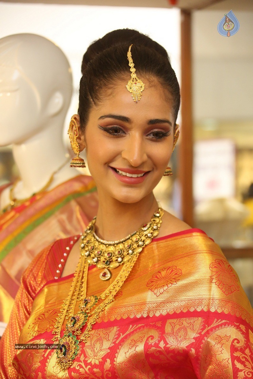 Alankrita Sahai Stills - 4 / 57 photos