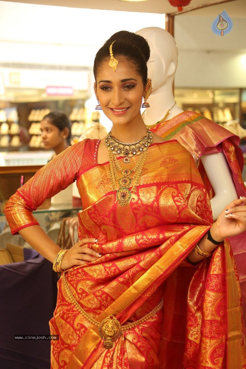 Alankrita Sahai Stills - 5 / 57 photos
