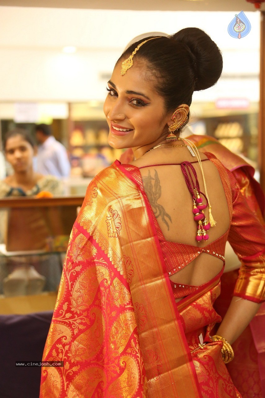 Alankrita Sahai Stills - 6 / 57 photos