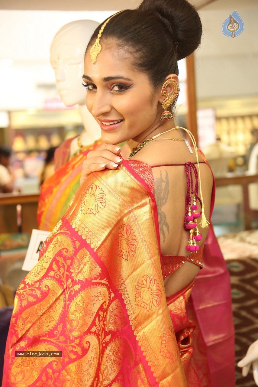 Alankrita Sahai Stills - 7 / 57 photos