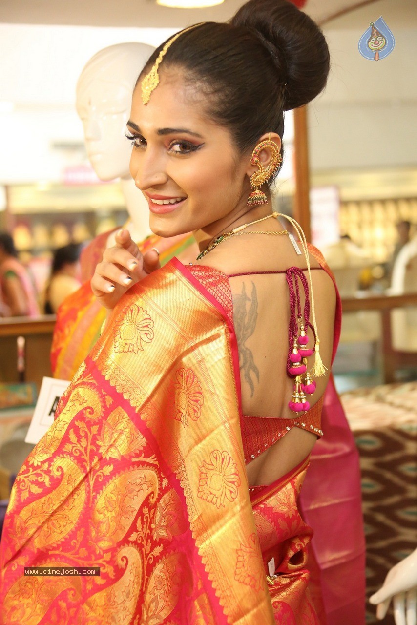 Alankrita Sahai Stills - 15 / 57 photos