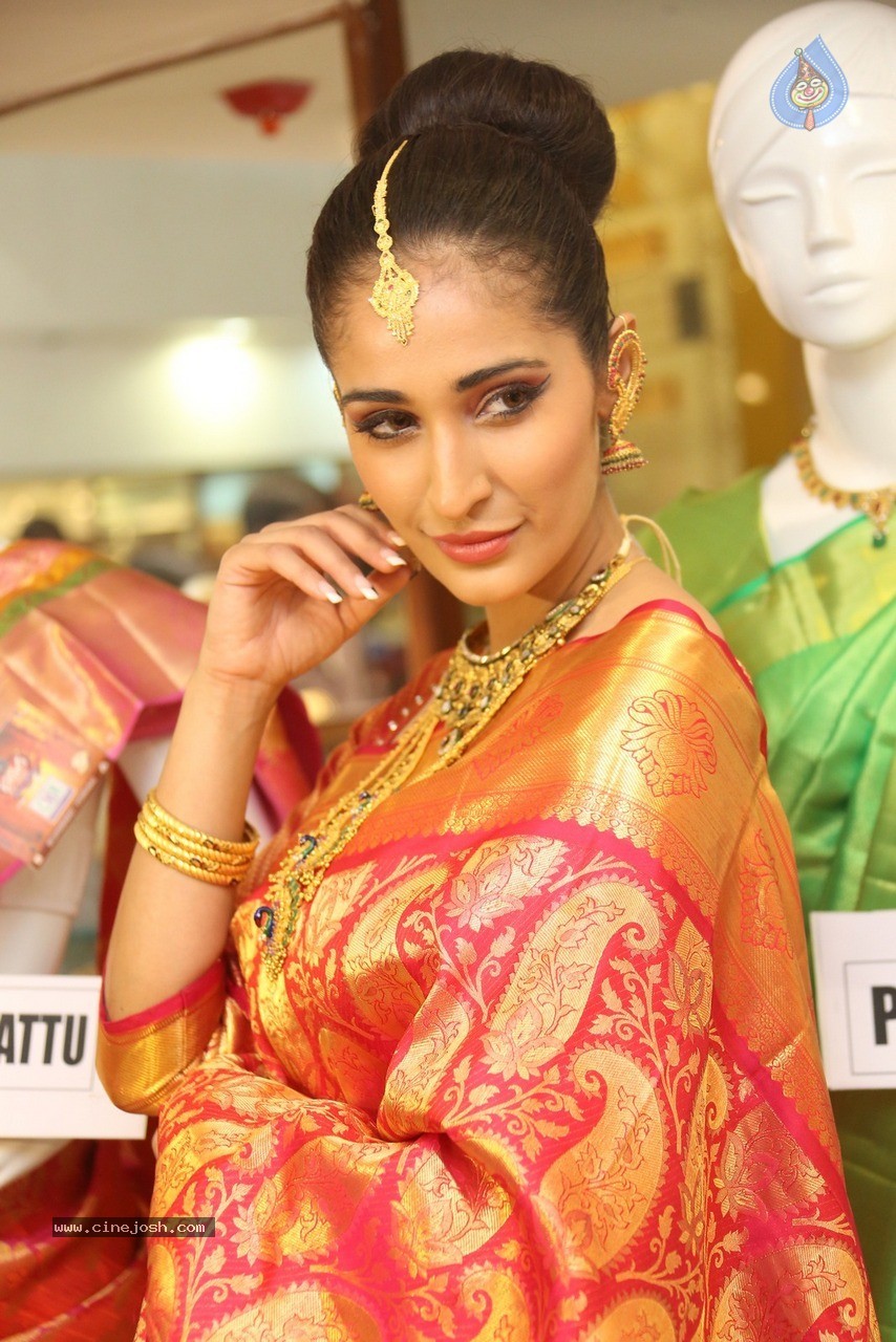 Alankrita Sahai Stills - 17 / 57 photos