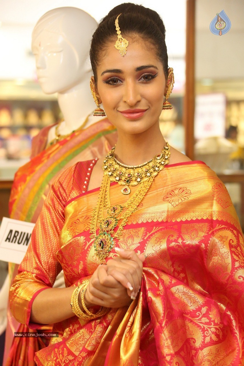 Alankrita Sahai Stills - 18 / 57 photos