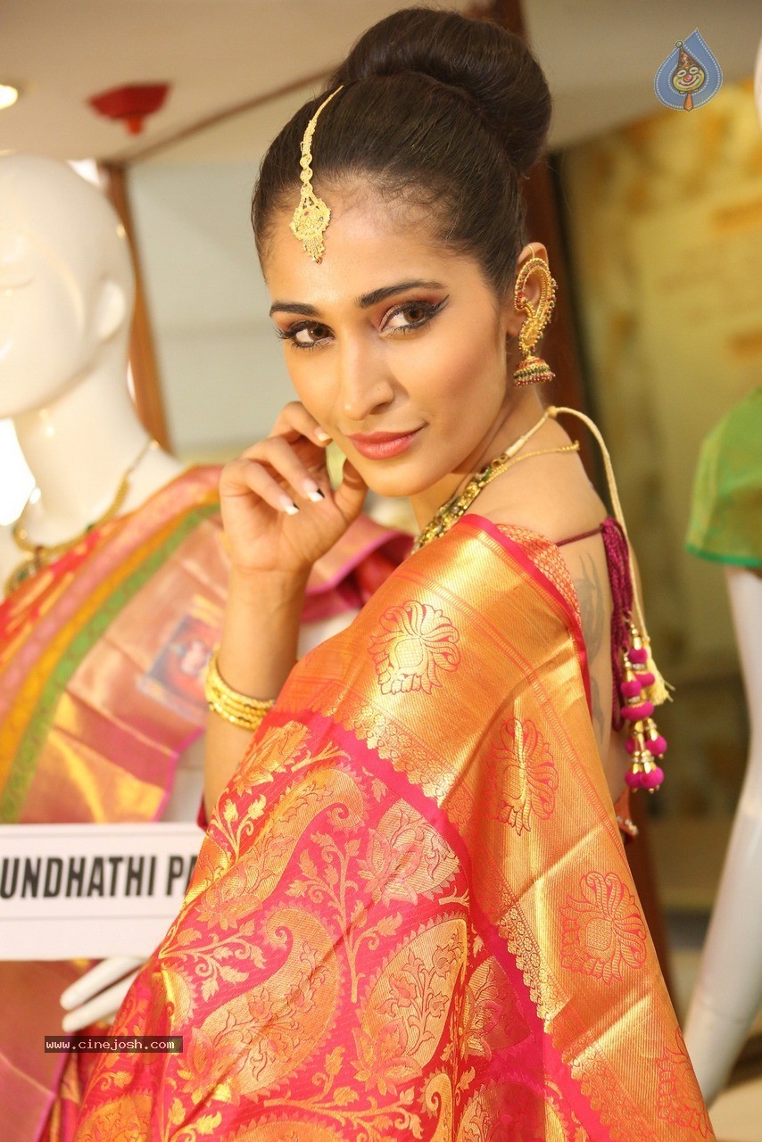 Alankrita Sahai Stills - 21 / 57 photos