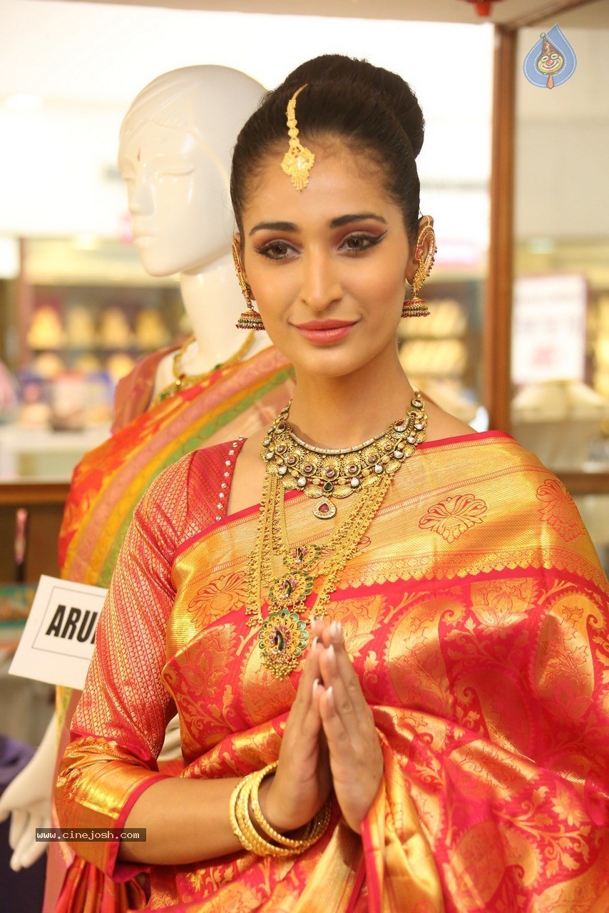 Alankrita Sahai Stills - 22 / 57 photos