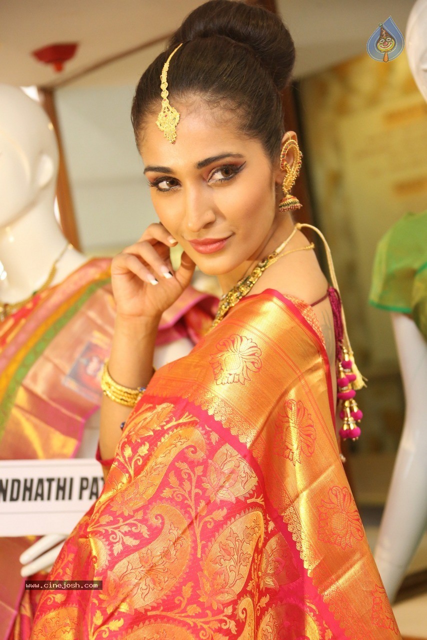 Alankrita Sahai Stills - 23 / 57 photos