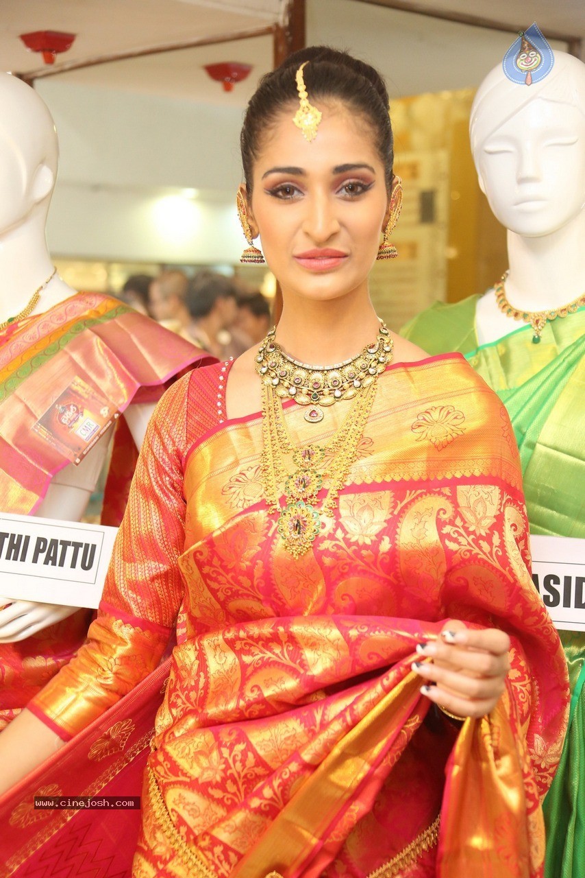 Alankrita Sahai Stills - 45 / 57 photos