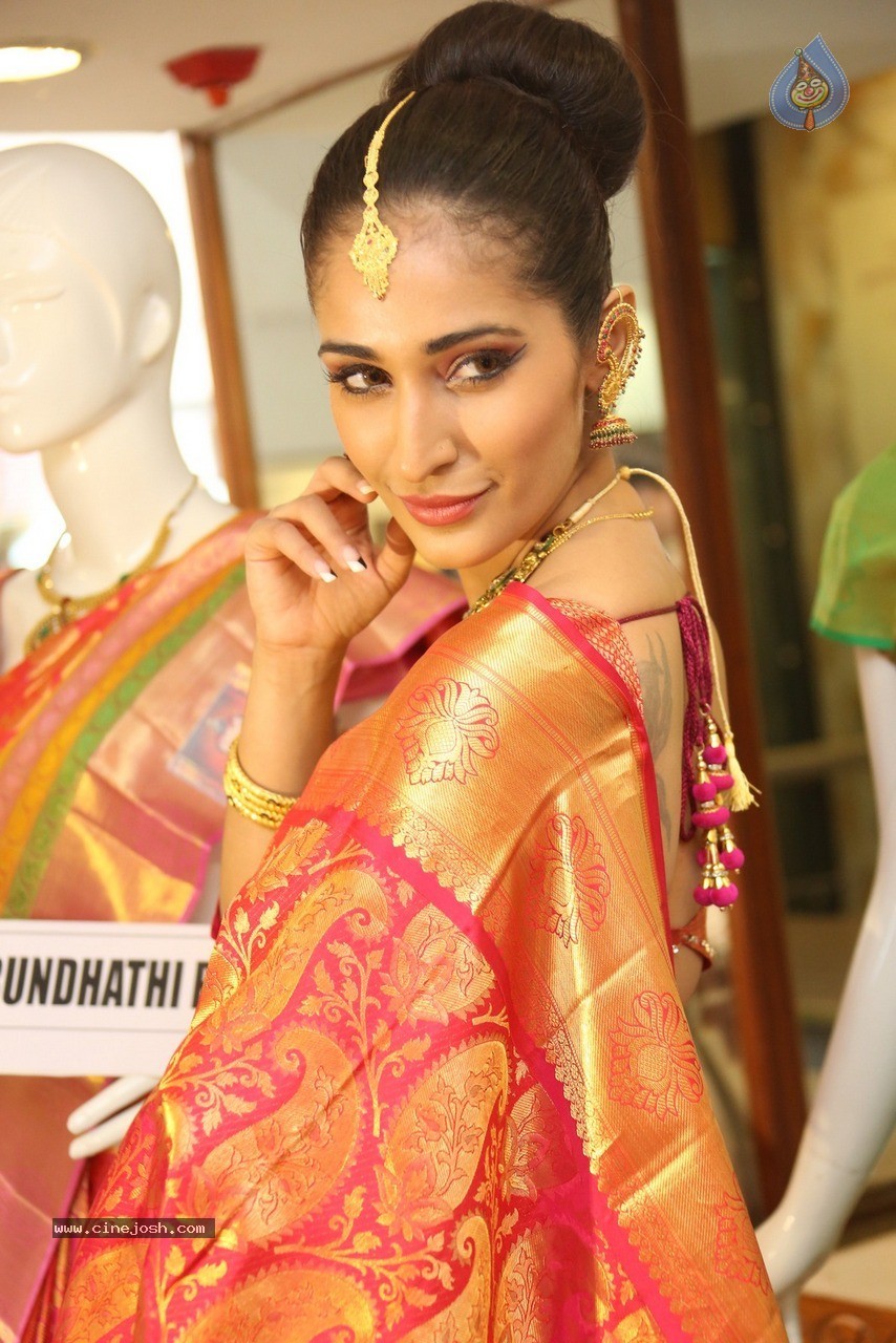 Alankrita Sahai Stills - 49 / 57 photos