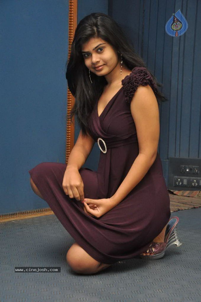 Alekhya Stills - 19 / 33 photos