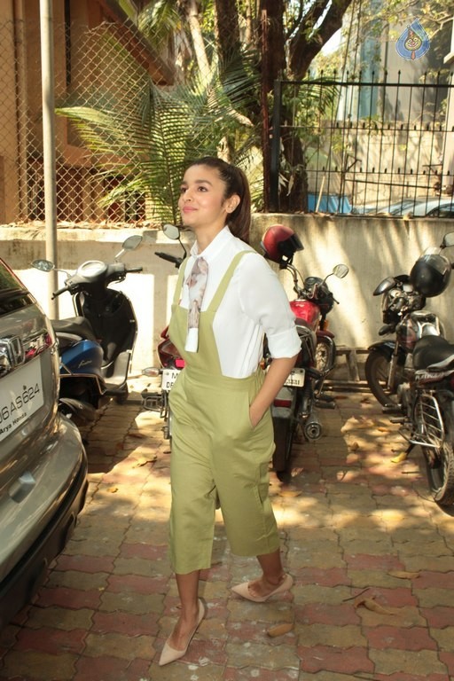 Alia Bhatt New Photos - 11 / 21 photos